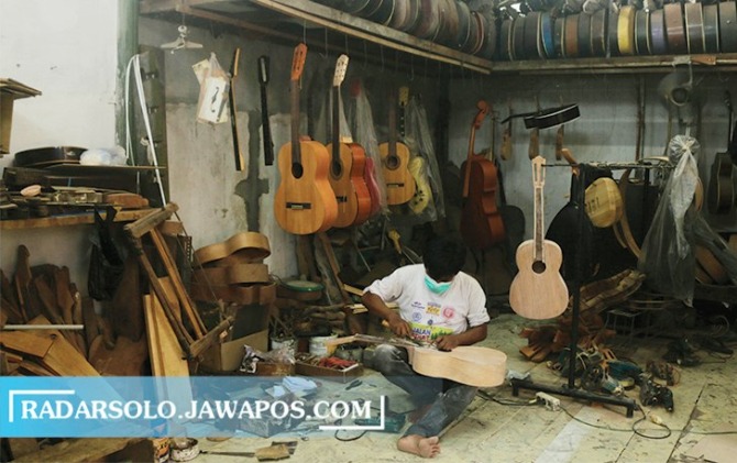 ILUSTRASI UMKM: UMKM Gitar di Pucangsawit, Solo. Pelaku UMKM butuh manajemen akuntansi dalam pengelolaanya. (RADAR SOLO PHOTO)