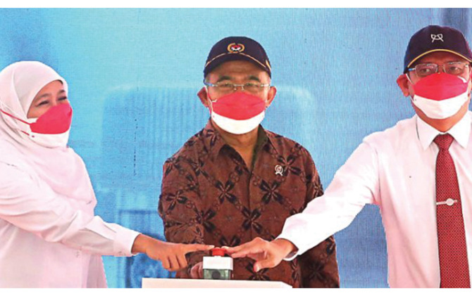 Menko PMK Muhajid Effendy didampingi Gubernur Jatim Khofifah Indar Parawansa dan Rektor Unair M. Nasih saat seremoni uji klinis vaksin Merah Putih di RSUD dr Soetomo, Kamis (9/2). (JawaPos.com)