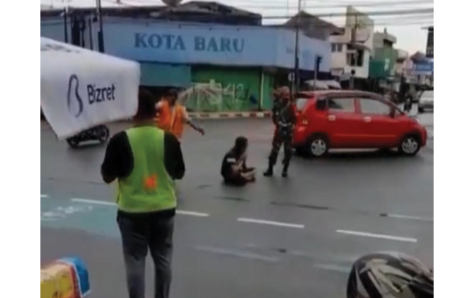 Tangkapan layar seorang pria bertapa di tengah jalan protokol di simpang lima Plaza Klaten.
