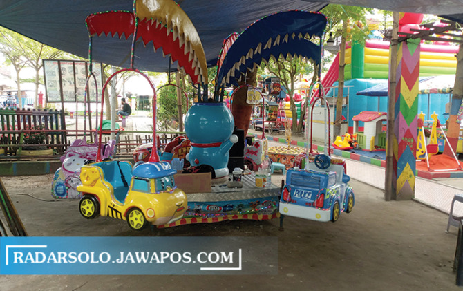 HIBURAN: Beberapa persewaan wahana permainan anak-anak yang mangkal di Taman Pakujoyo, Sukoharjo Kota. (IWAN KAWUL/RADAR SOLO)