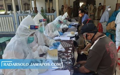 Rapid test masal digelar salah satu lokasi di Sukoharjo.
