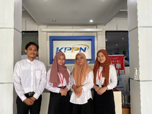Gilang, Mia, Rizka, Hanifah (Kelompok II PKL Mahasiswa PKN STAN 2019)