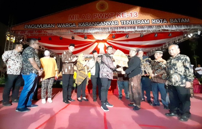 SINERGI: Bupati Karanganyar Juliyatmono bersama Pemkot Batam menggelar wayang kulit di kota Batam, Sabtu (26/3) malam. (RUDI HARTONO/RADAR SOLO)