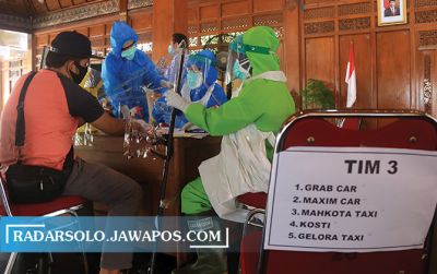 GRATIS: Rapid test di balai kota yang diikuti ratusan driver ojol, Rabu (17/6). (DAMIANUS BRAM/RADAR SOLO)