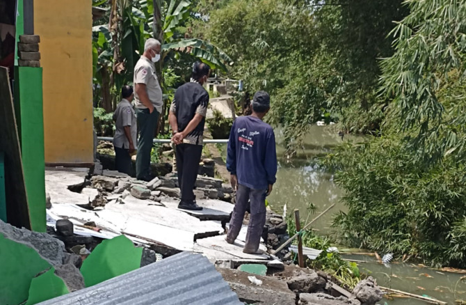 NIHIL KORBAN: Kalak BPBD Klaten Sri Winoto meninjau fondasi bangunan di Desa Borongan, Kecamatan Polanharjo yang runtuh. (DOKUMENTASI BPBD KLATEN)