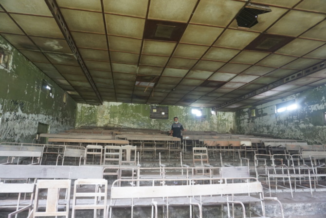 SAKSI BISU: Deretan kursi penonton di dalam gedung bekas Bioskop Dewi yang masih tersisa dengan kondisi rusak. (ANGGA PURENDA/RADAR SOLO)