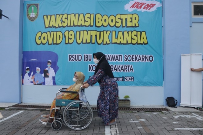 Ilustrasi vaksin booster untuk lansia. (M. IHSAN/RADAR SOLO)