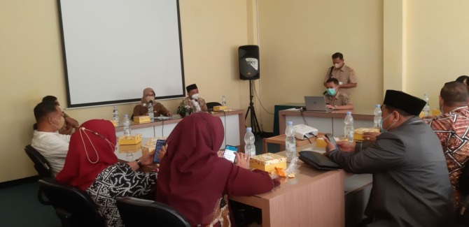 PANTAUAN: Komisi E DPRD Jawa Tengah saat melakukan kunjungan kerja ke Dinas Kesehatan Kabupaten Karanganyar, Senin (7/3) siang. (RUDI HARTONO/RADAR SOLO)