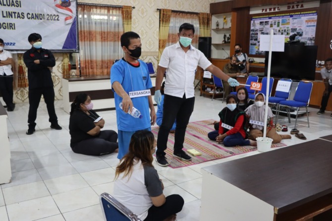 AKUI PERBUATAN: Rekonstruksi dugaan penganiayaan yang dilakukan rentenir di aula Mapolres Wonogiri, Rabu (30/3). (ISTIMEWA)