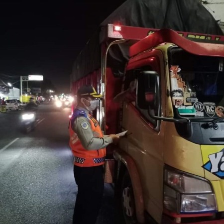 PENERTIBAN: Petugas Dishub dan Satlantas Polres Sukoharjo merazia kendaraan berat yang melintas di Underpass Makamhaji, Selasa (15/3). (ISTIMEWA)