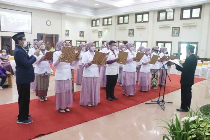 SIAP MENGABDI: Pelantikan dokter gigi periode-XVIII di Gedung Auditorium Moh. Djasman UMS, Selasa (29/3). (ISTIMEWA)