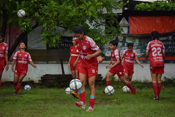 LATIHAN DASAR: Penggawa Putri Surakarta berlatih juggling di Lapangan Jajar, Laweyan, belum lama ini. Putri Surakarta belum dapat tawaran dari manajemen Persis Solo. (ISTIMEWA)