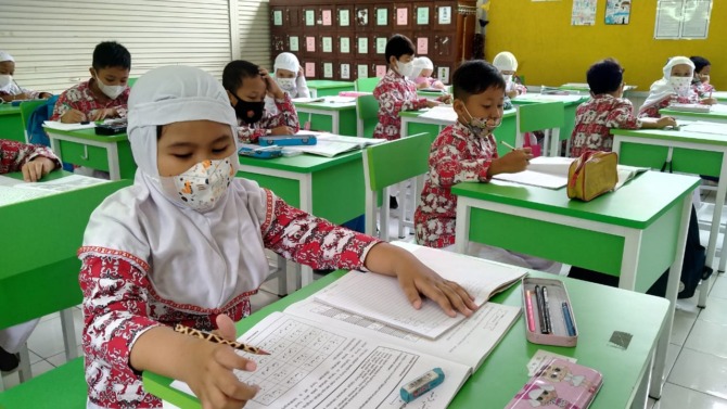 FOKUS: Siswa belajar agama dan bahasa Arab di salah satu SD swasta Islam di Kota Solo, belum lama ini. (ISTIMEWA)