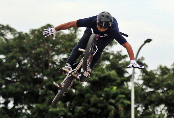 SKILL MUMPUNI: Atlet BMX unjuk gigi dalam Indonesia BMX Festival di Terminal Tirtonadi, akhir pekan lalu. (ARIEF BUDIMAN/RADAR SOLO)