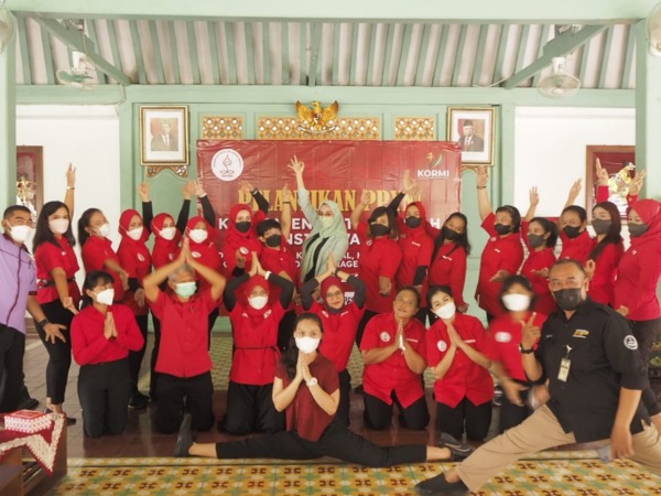 KOMPAK: Pelantikan PPYNI Kabupaten/Kota se Jateng di rumdin wawali Surakarta, kemarin (25/3). (RENDY SHAFARUDIN/RADAR SOLO)
