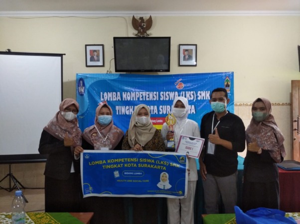 TERBAIK: Trofi juara LKS mata lomba Health and Social Care yang diraih SMK Mabha Surakarta. (ISTIMEWA)