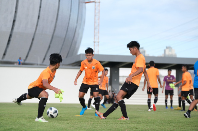 PERSIAPAN INTENSIF: Skuad Timnas U-16 menjalani training center di lapangan Jakarta International Stadium. (ISTIMEWA)