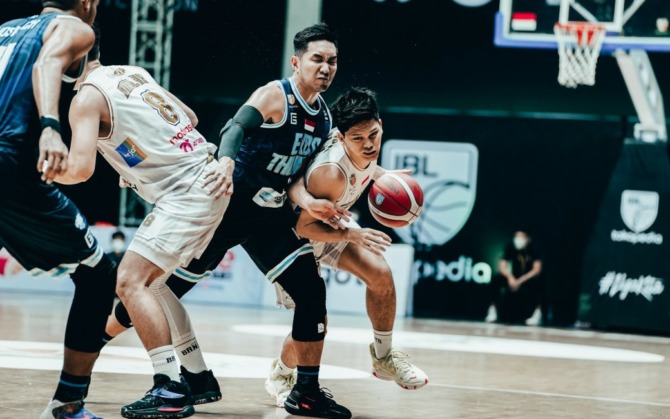 AKHIRNYA MENANG: Roster West Bandits Solo (kanan) dikawal pemain Evos Thunder Bogor di Hall Basket Senayan, Jakarta, Kamis (10/3). (ISTIMEWA)