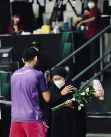 APRESIASI TINGGI: Kapten West Bandits Solo Widyanta Putra Teja (kiri) memberikan seikat bunga kepada pelatih Bima Perkasa Jogja Kartika Siti Aminah di Hall Basket Senayan, Jakarta, Rabu (16/3). (ISTIMEWA)