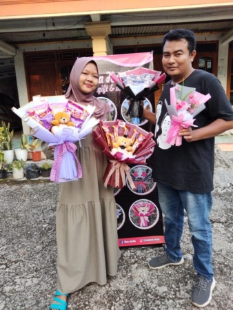 KADO: Ragam bentuk handmade, gift dan bouquet yang diproduksi Edy Susanto dan istri. (AHMAD KHAIRUDIN/RADAR SOLO)