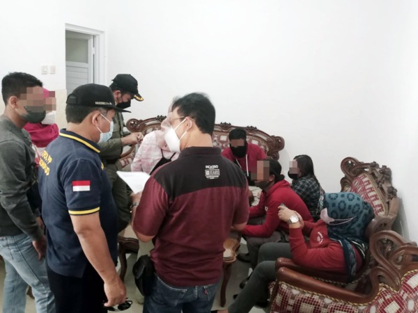 DIBERI PEMBINAAN: Sejumlah pasangan terjaring operasi pekat yang dilakukan Satpol PP Sukoharjo di hotel melati di Sukoharjo Kota dan Kartasura, Selasa (29/3).  (ISTIMEWA)