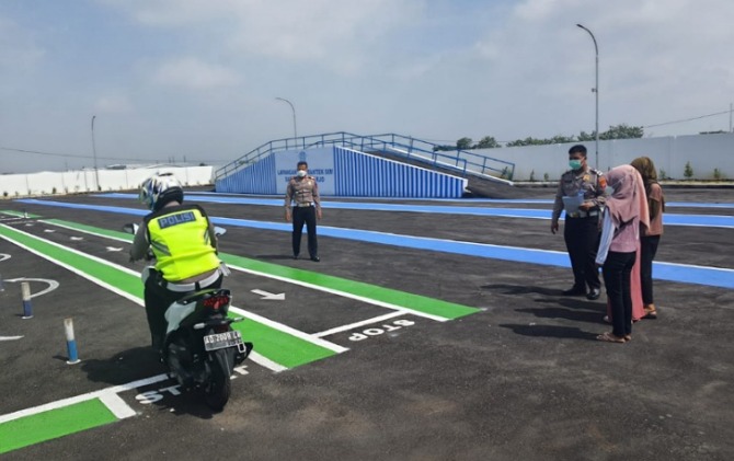 Ilustrasi pelaksanaan ujian praktik pembuatan SIM di Satlantas Polres Sukoharjo. (IWAN KAWUL/RADAR SOLO)