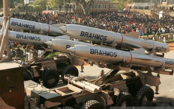 Ilustrasi rudal jelajah supersonik Brahmos milik India dipasang di atas truk saat gladi bersih parade Hari Republik di New Delhi, India pada 2006 lalu. (ANTARA/Reuters)