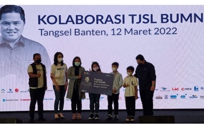 Menteri BUMN Erick Thohir saat penyerahan bantuan program Kolaborasi TJSL BUMN di Provinsi Banten.