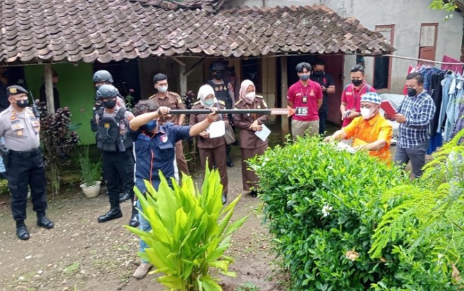Rekonstruksi dugaan pembunuhan istri oleh suami sendiri yang digelar di Dusun Dukoh, Kelurahan Popongan, Karanganyar Kota, Kamis (16/3). (RUDI H/RADAR SOLO)