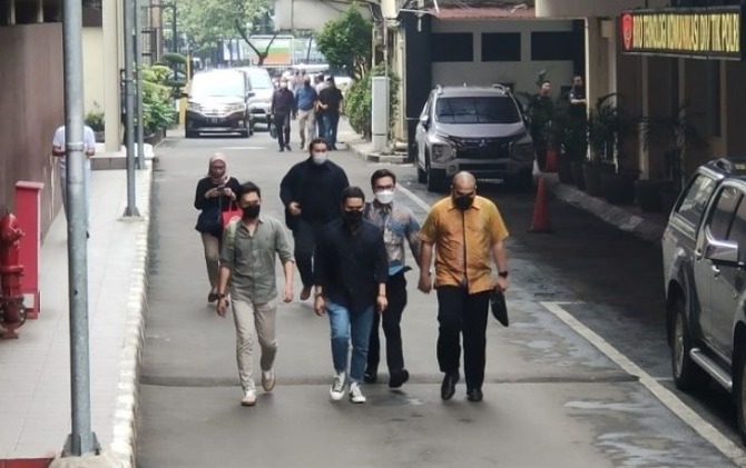 Selebgram Arief Muhammad penuhi panggilan penyidik Dittipidsiber Bareskrim Polri sebagai saksi terkait tersangka Doni Salmanan, Kamis (17/3). (ANTARA)