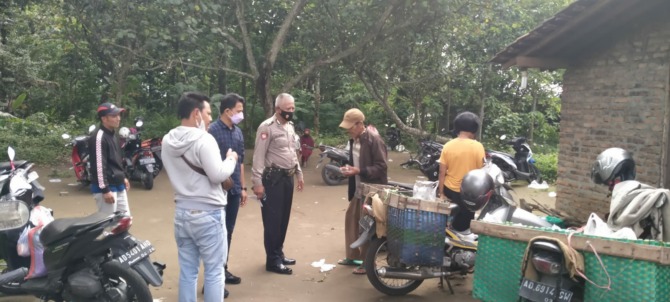CARI BUKTI: Polisi meminta keterangan sejumlah pedagang terkait kasus pencurian sepeda motor. (RAGIL LISTIYO/RADAR SOLO)