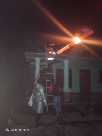 MEMBAHAYAKAN: Petugas Damkar Wonogiri mengevakuasi sarang tawon di rumah Tukiyo warga Dusun Semin Kulon Purworejo Wonogiri Sabtu (12/3) malam. (DAMKAR WONOGIRI FOR RADAR SOLO)