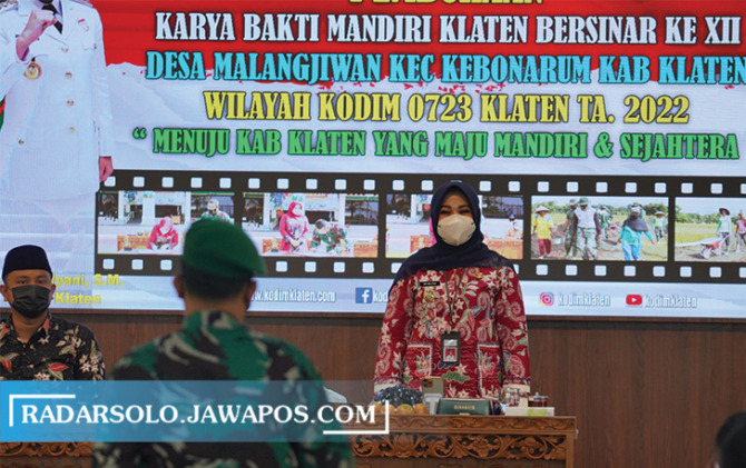 PROGRAM TAMBAHAN: Bupati Klaten Sri Mulyani membuka KBMKB yang akan dikerjakan Kodim 0723/Klaten di Pendapa Pemkab Klaten, kemarin (1/3). (ANGGA PURENDA/RADAR SOLO)