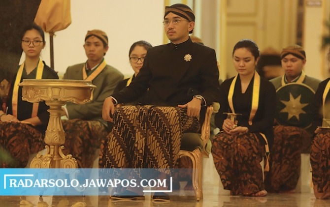 PERSIAPAN: GPH Bhre Cakrahutomo Wira Sudjiwo menjalani gladi resik penobatan KGPAA Mangkunegara X di Pura Mangkunegaran, Jumat (11/3) malam. (M. IHSAN/RADAR SOLO)