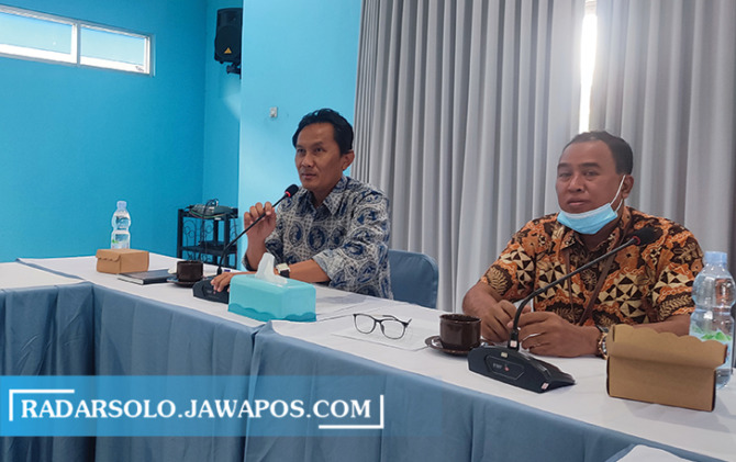 CARI SOLUSI: Dirut PDAM Sragen Hanindyo Heru Pratikno. (AHMAD KHAIRUDIN/RADAR SOLO)