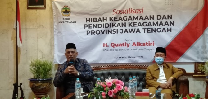 DIALOG: Wakil Ketua DPRD Provinsi Jawa Tengah Quatly Alkatiri (kiri) sosialisasi hibah keagamaan dan pendidikan keagamaan, Selasa (1/3). (Alifia Hapsari/Radar Solo)