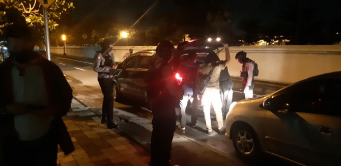 KETAT: Petugas kepolisian kota Surakarta melakukan operasi pemeriksaan bagi pengendara mobil dan sepeda motor di kawasan Pura Mangkunegaran yang lokasi penyelenggaraan royal dinner G20. (ISTIMEWA)