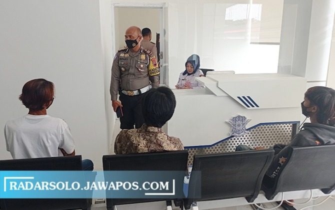 GEDUNG BARU: Kasatlantas Polres Wonogiri AKP Marwanto tinjau ruang pencetakan SIM di Gedung Satpas Polres Wonogiri, Senin (14/3). (IWAN ADI LUHUNG/RADAR SOLO)