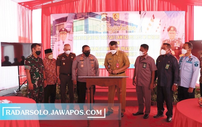 SINERGI: Bupati Wonogiri Joko Sutopo (tengah) didampingi unsur forkompimda tanda tangani prasasti di Satpas Polres Wonogiri, Selasa (29/3). (IWAN ADI LUHUNG/RADAR SOLO)