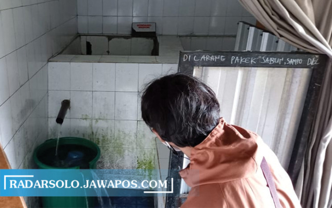 BANYAK DIKUNJUNGI: Sendang Bancolono di Tawangmangu, Karanganyar, airnya dibawa ke IKN Nusantara. (RUDI HARTONO/RADAR SOLO)