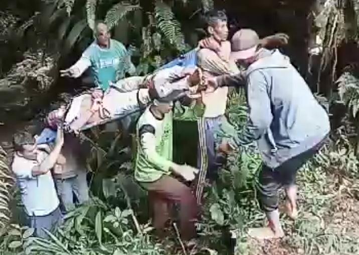 DARURAT: Proses evakuasi korban yang jatuh ke dalam jurang di Tawangmangu, Minggu (6/3). (ISTIMEWA)