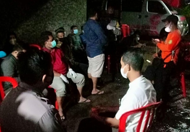 BERDUKA: Suasana didepan rumah Tugimin. Warga Desa Wonosari yang kedapatan meninggal membusuk dirumahnya. (RUDI HARTONO/RADAR SOLO)