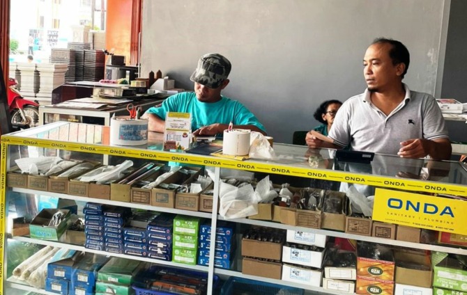 JIWA PENGUSAHA: Eko Setyono (kanan) yang kini sibuk mengurus toko material bangunan. Dia tetap menjaga komunikasi dengan masyarakat.  (ISTIMEWA)