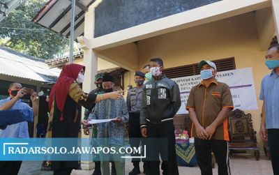 Penyerahan BLT di Desa Banyuripan, Kecamatan Bayat oleh Bupati Klaten Sri Mulyani, kemarin (4/6).