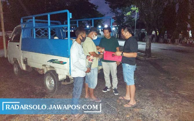 JAGA KAMTIBMAS: Satuan Reserse Narkoba Polres Sukoharjo berhasil menyita sebanyak 120 botol minuman keras (miras) yang berisikan 180 liter miras jenis ciu, Kamis (17/3) malam. (IWAN KAWUL/RADAR SOLO)