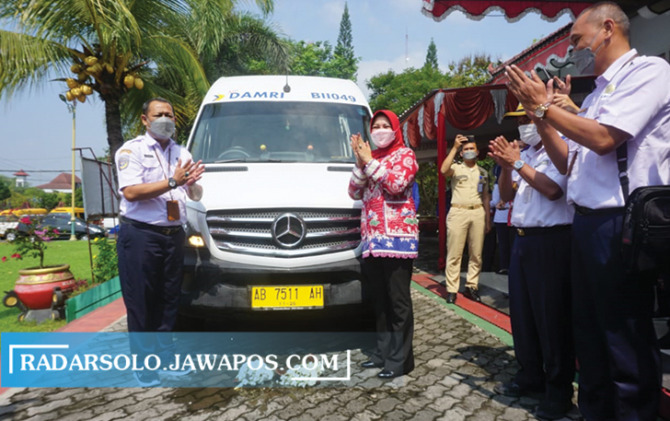 Bupati Klaten Sri Mulyani dan perwakilan Damri memecahkan kendi menandai beroperasinya angkutan wisata ke Girpasang di Pendapa Pemkab Klaten. (ANGGA PURENDA/RADAR SOLO)