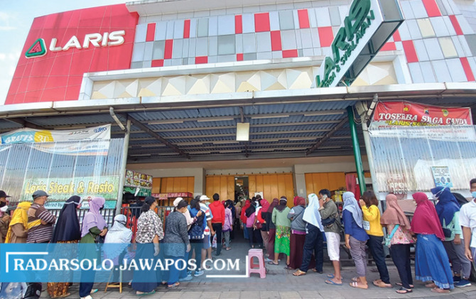 BERBURU MIGOR: Antrean ratusan warga di halaman Toko Laris, Sukoharjo Kota, Rabu (2/3). (IWAN KAWUL/RADAR SOLO)