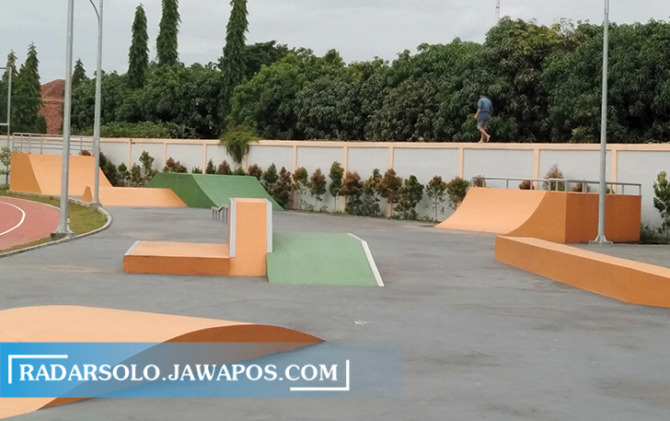 MASIH GRES: Lintasan BMX di kompleks Stadion Mini Surakarta di Nusukan, Bajarsari, kemarin. (NIKKO AUGLANDY/RADAR SOLO)