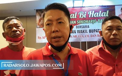 Bacabup dari PDIP Henry Indraguna (tengah) didampingi bacawabup Puguh Sutarto (kanan) di sebuah acara tadi malam (11/6).