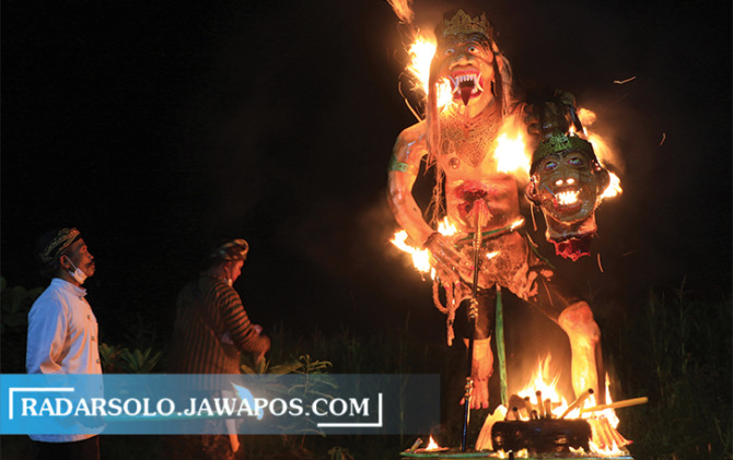 SAMBUT NYEPI: Umat Hindu di Banyudono, Boyolali membakar ogoh-ogoh. (ARIEF BUDIMAN/RADAR SOLO)